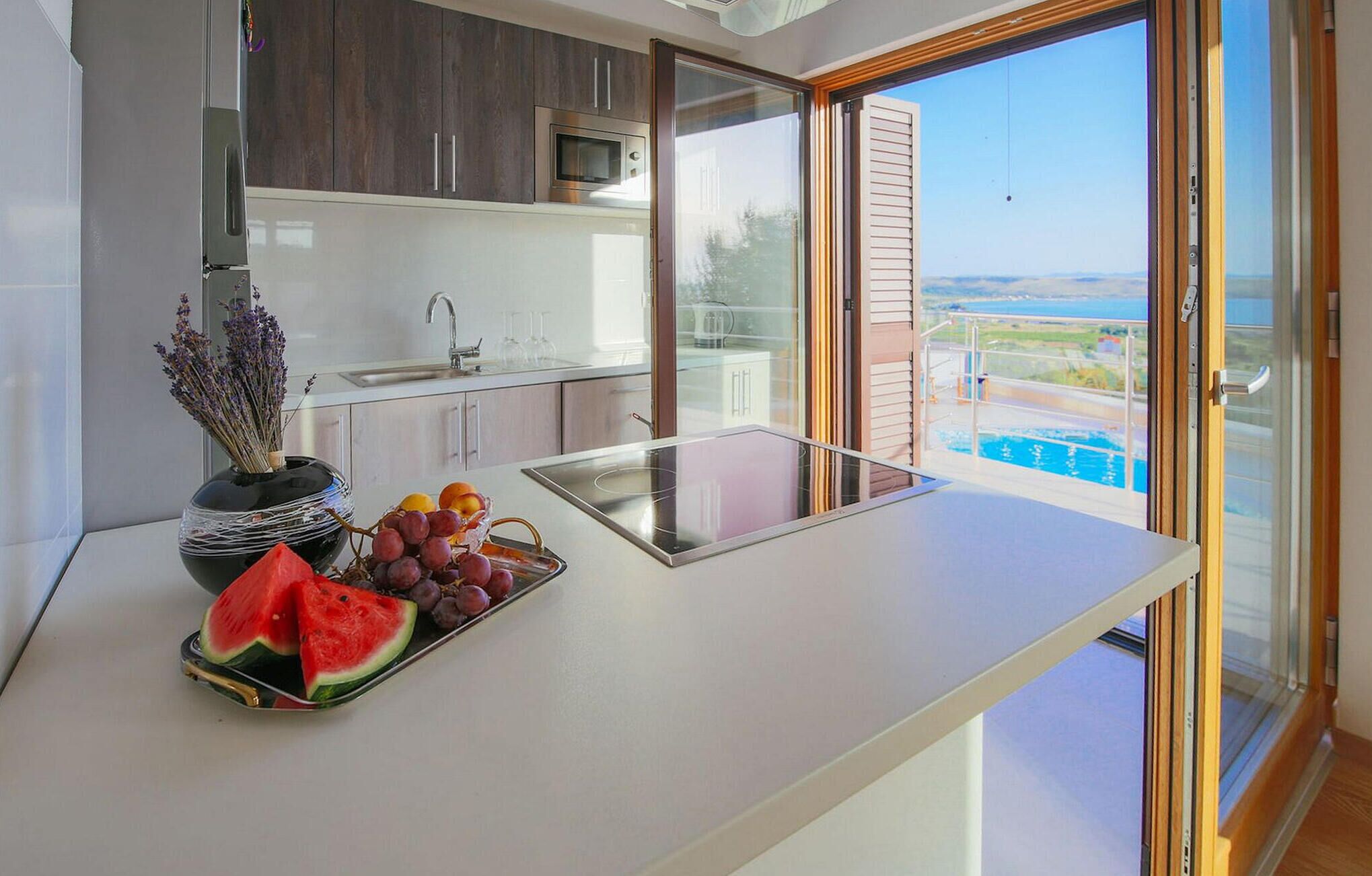 Refrigerador, horno, lavavajillas y cafetera y tetera 