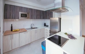 Fridge, oven, dishwasher, coffee/tea maker