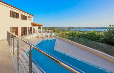 Stunning home in Razanac