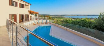 Stunning home in Razanac