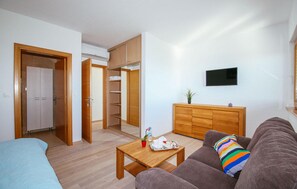 TV, fireplace, ping pong, stereo