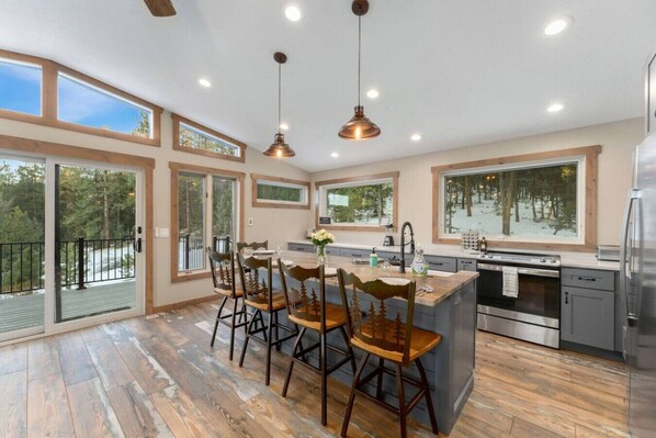 Kjøleskap, mikrobølgeovn, oppvaskmaskin og kaffetrakter/tekoker