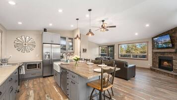 KylskÄp, mikrovÄgsugn, diskmaskin och kaffe- och tebryggare