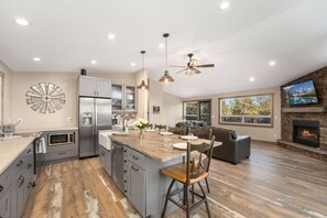 Køleskab, mikrobølgeovn, opvaskemaskine, kaffe-/temaskine