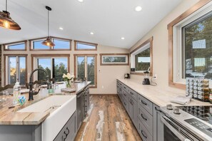 Køleskab, mikrobølgeovn, opvaskemaskine, kaffe-/temaskine