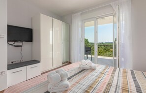 4 bedrooms, travel crib, free WiFi, bed sheets - Beautiful home in Buje (Buje)