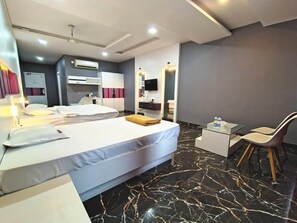 Luxury-Zimmer | Schreibtisch, Zustellbetten, kostenloses WLAN, Bettwäsche