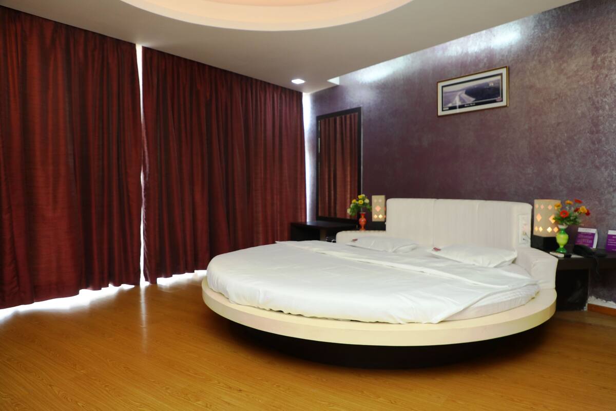 Suite Room with Bathtub | 1 Schlafzimmer, Schreibtisch, Zustellbetten, kostenloses WLAN