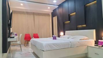 Executive Room | Desk, rollaway beds, free WiFi, bed sheets