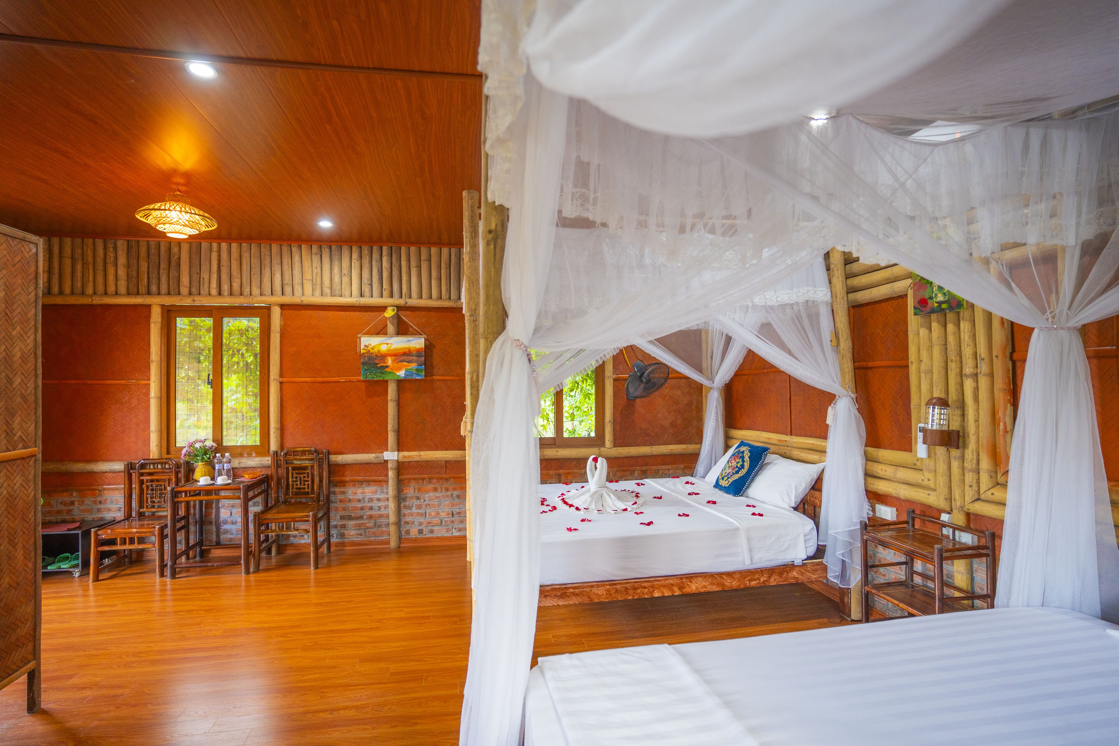 ピロートップベッド、ミニバーのアイテム (無料)、セーフティボックス (室内)、客室ごとに異なる装飾