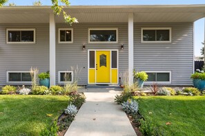 Exterior - Ultra Comfort + Style! NEW HOT TUB & Fire Pit! Two Living Rooms >10 min to Downtown & BSU! (Boise)