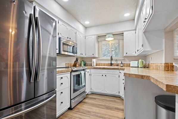 Refrigerador, microondas, horno, placa de cocina