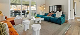 Ultra Comfort + Style! HOT TUB & Fireplace! Two Living Rooms >10 min to Downtown & BSU!