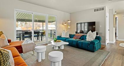 Ultra Comfort + Style! HOT TUB & Fireplace! Two Living Rooms >10 min to Downtown & BSU!