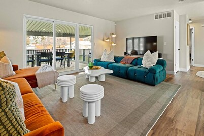 Ultra Comfort + Style! HOT TUB & Fireplace! Two Living Rooms >10 min to Downtown & BSU!