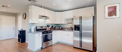 Refrigerador, microondas, horno y parrilla de estufa