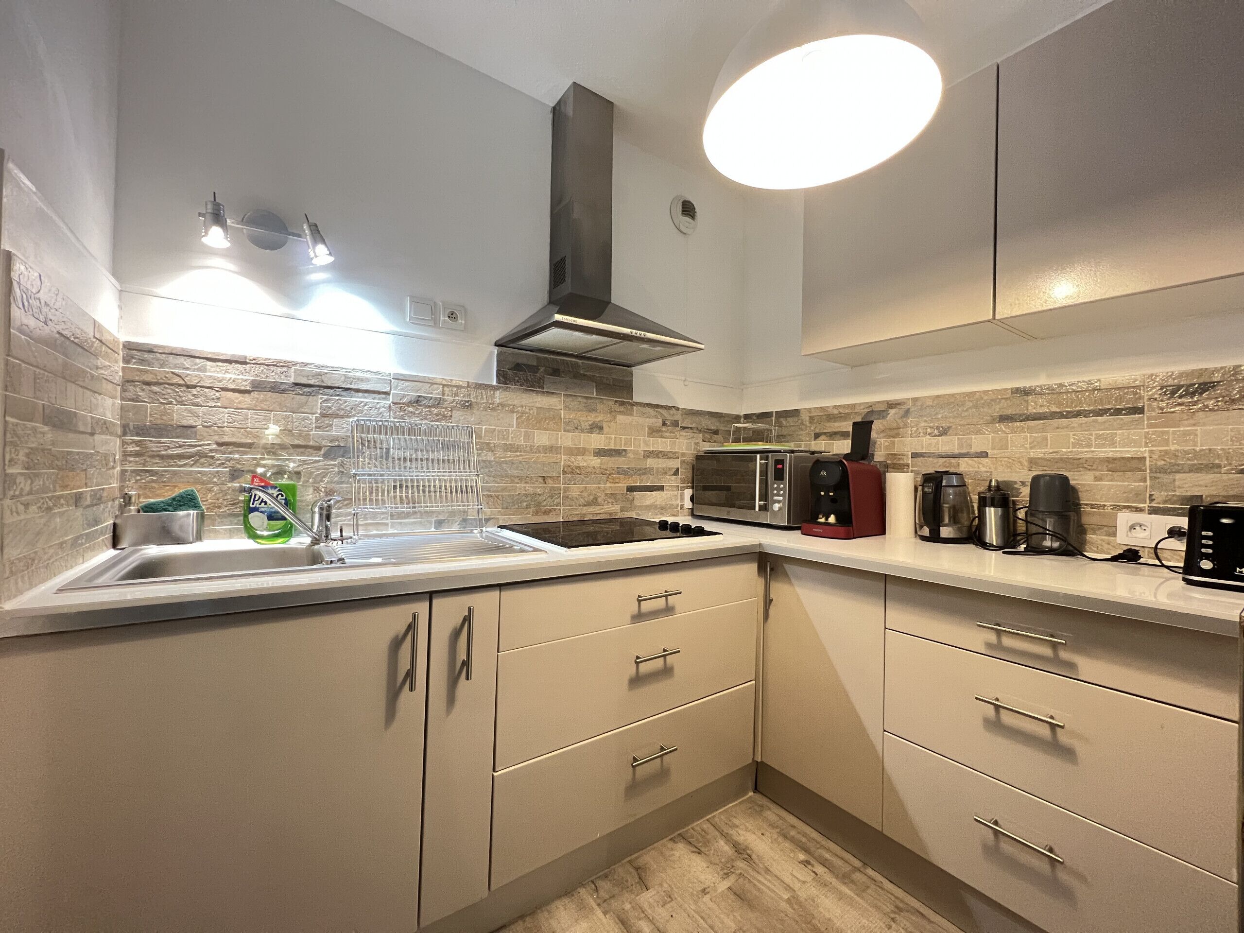 Frigorífic, microones, forn i placa de cuina 