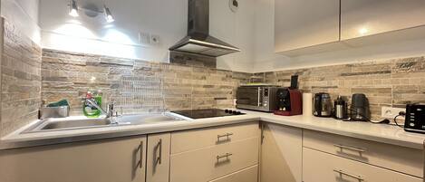 Réfrigérateur, micro-ondes, four, plaque de cuisson