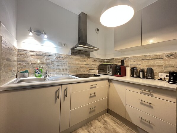 Fridge, microwave, oven, stovetop