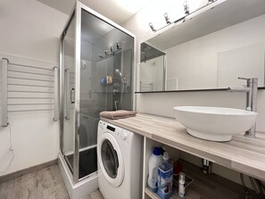 Shower, towels