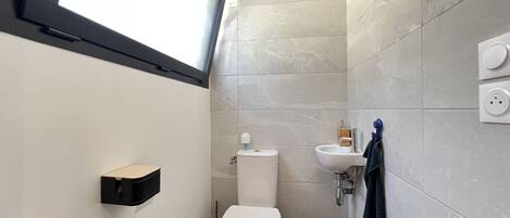 Shower, hair dryer, towels, toilet paper