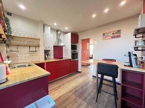 Fridge, microwave, stovetop, dishwasher
