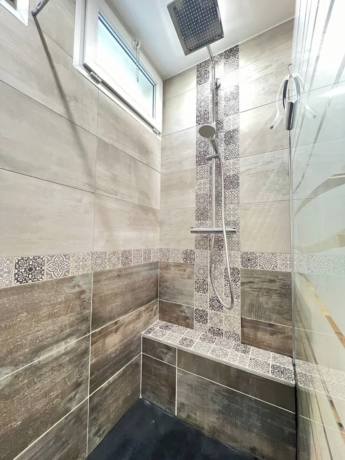 Een douche, een haardroger, handdoeken