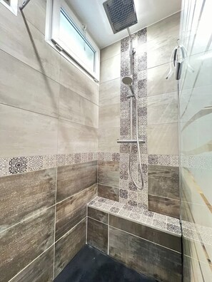 Dusche, Haartrockner, Handtücher