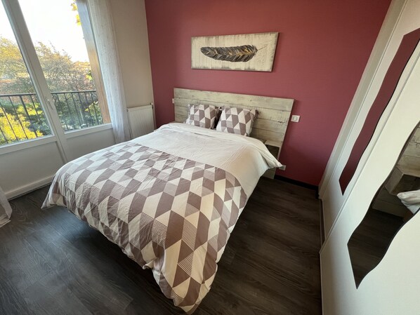 1 slaapkamer, een strijkplank/strijkijzer, gratis wifi, beddengoed