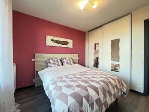 1 bedroom, desk, iron/ironing board, free WiFi