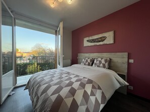 1 habitación, tabla de planchar con plancha, wifi gratis y ropa de cama