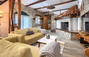 تلفزيون، مدفأة، مشغل دي في دي، تنس طاولة