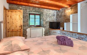 4 bedrooms, travel cot, free WiFi, bed sheets