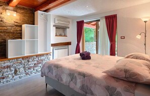 4 bedrooms, travel cot, free WiFi, bed sheets