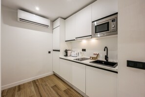 Réfrigérateur, micro-ondes, plaque de cuisson, cafetiÚre/bouilloire