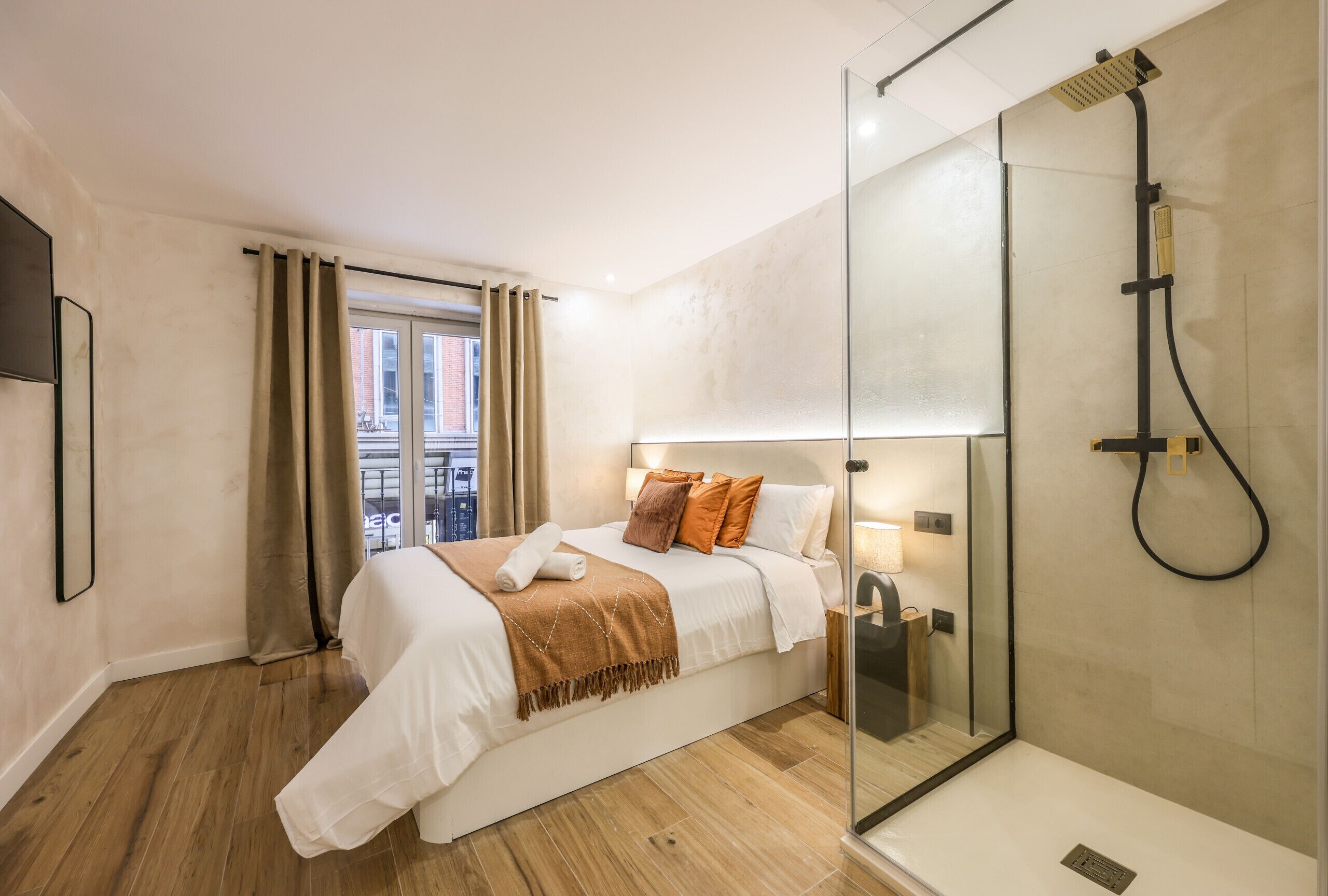 Iron/ironing board, free WiFi, bed sheets