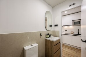 Kühlschrank, Mikrowelle, Wasserkocher mit Kaffee-/Teezubehör
