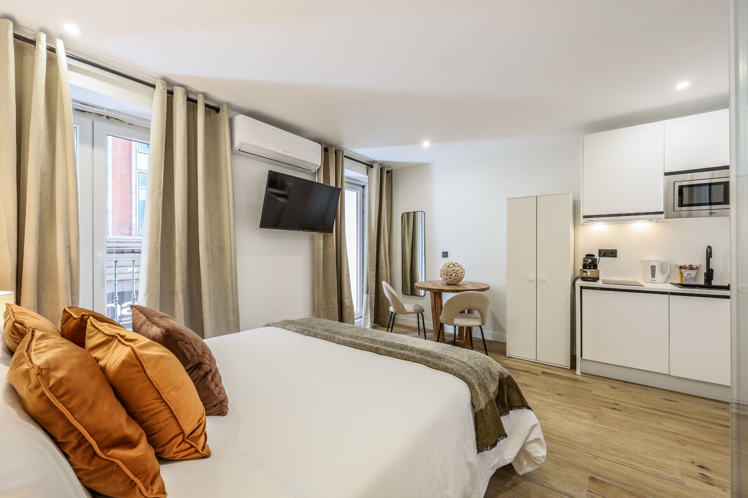 Iron/ironing board, free WiFi, bed sheets