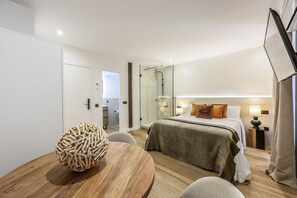StrykjÀrn/strykbrÀda, gratis wi-fi och sÀngklÀder