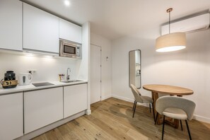 Réfrigérateur, micro-ondes, plaque de cuisson, cafetiÚre/bouilloire