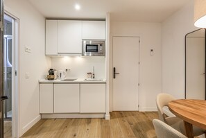 Réfrigérateur, micro-ondes, plaque de cuisson, cafetiÚre/bouilloire