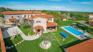 A large house with a swimming pool, a tennis court, and a well-maintained lawn. - Beautiful home in Marcana (Marcana)