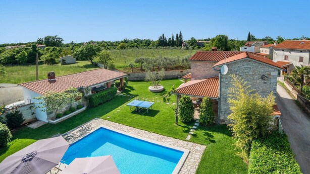 A residential property with a swimming pool, stone buildings, and a well-maintained garden. - Beautiful home in Marcana (Marcana)