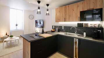 Kühlschrank, Mikrowelle, Herdplatte, Wasserkocher mit Kaffee-/Teezubehör