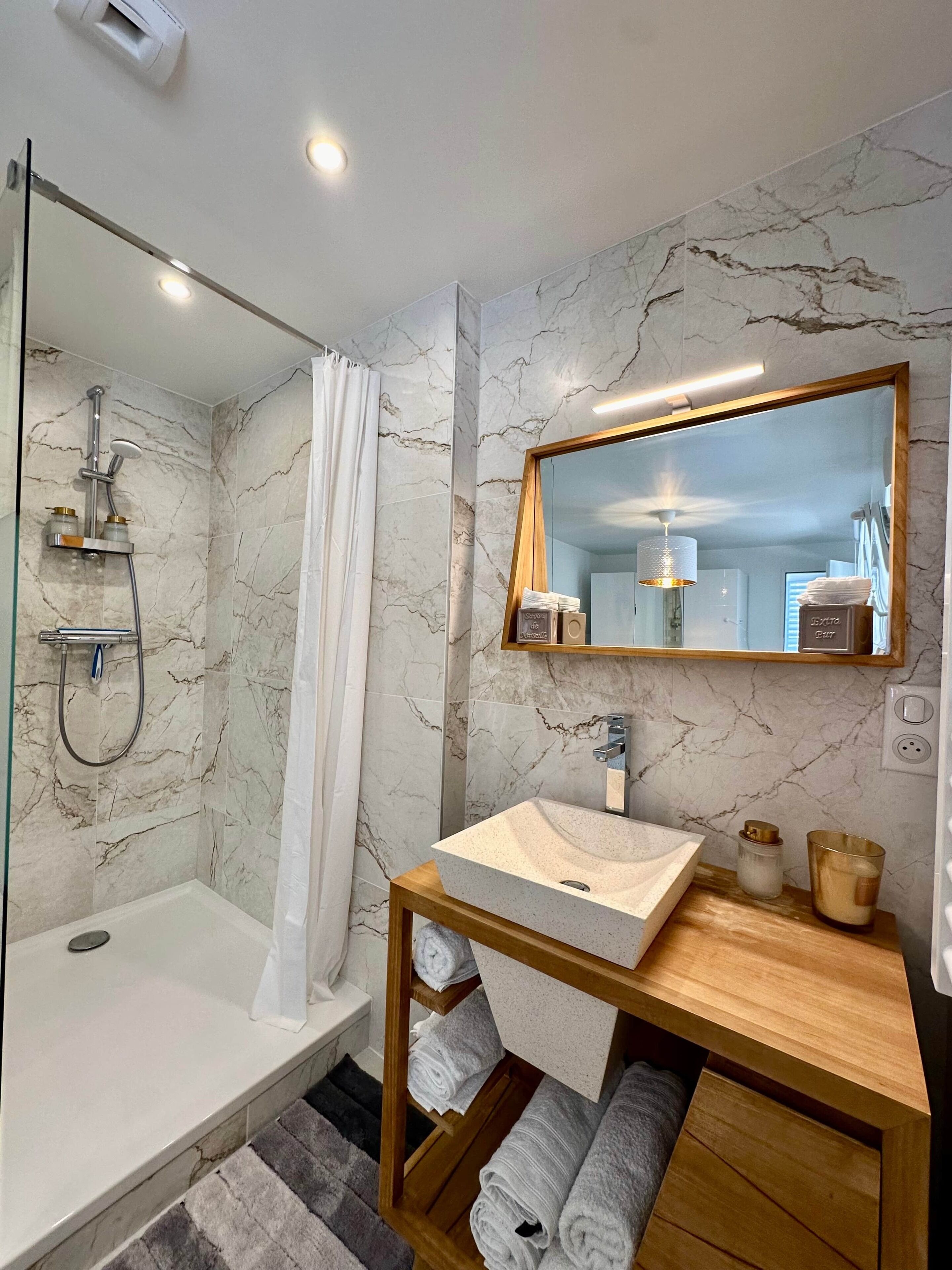 Dusch, miljövänliga toalettartiklar, hårtork och handdukar