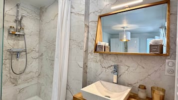 Dusch, miljövÀnliga toalettartiklar, hÄrtork och handdukar