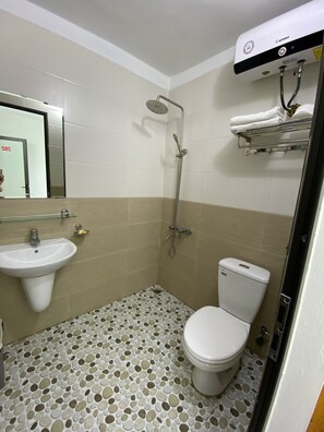 Basic Triple Room | Bathroom | Free toiletries, slippers - Tam Coc Motel (Hoa Lu)
