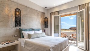 Una camera da letto con un letto, un comodino e vista sull'esterno.