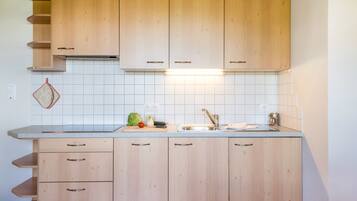 Een koelkast, een kookplaat, een koffiezetapparaat/waterkoker