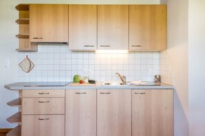 Jääkaappi, liesi, kahvin-/teenkeitin, vedenkeitin